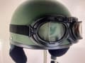 Miniatyrbild 1 av 2: MILITÄRGRÖN RETRO MOPEDHJÄLM POTTHJÄLM VESPAHJÄLM MED SVARTA GOGGLES VURPOLLON