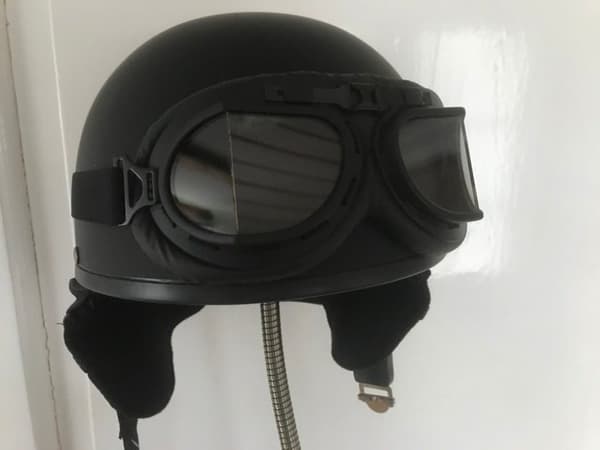 RETRO SVART MOPEDHJÄLM POTTHJÄLM VESPAHJÄLM MED SVARTA GOGGLES VURPOLLON