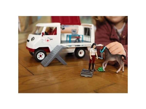 schleich Mobile eläinlääkäri ja hannoverilainen varsa