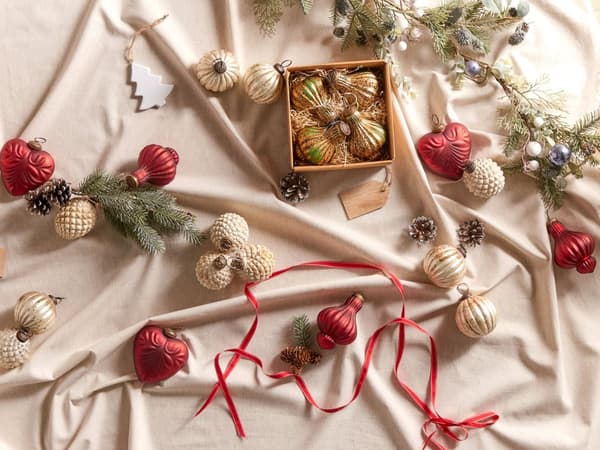 Sett med 4 håndlagde julekuler i grått glass, hjerteformede, hengende juletrekuler til juletreet Holiday Decor