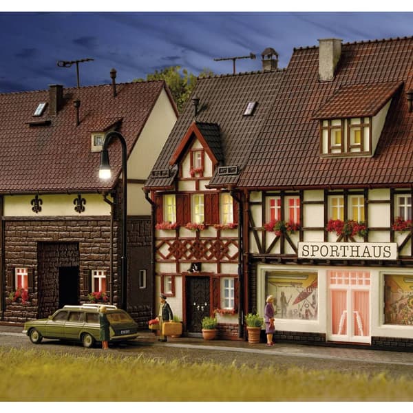 Tudor-stil hus Bahnhofstrasse 17 H0 Vollmer 43673