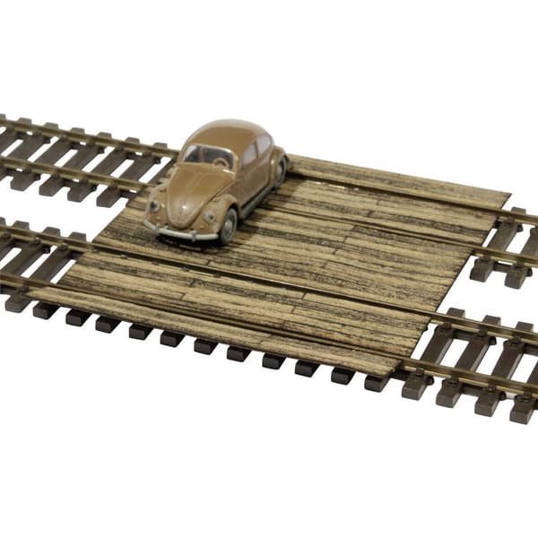 N JÄRNVÄGSÖVERGÅNG MED TRÄDÄCK