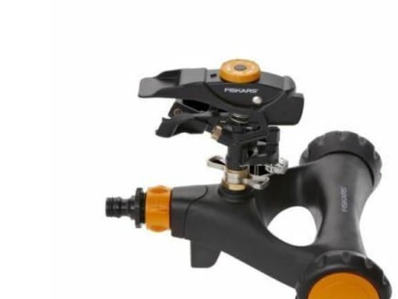 FISKARS METAL PULSE SPRINKLER ON WHEELS