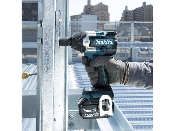 Makita DTW700RTJ - Iskevä jakoavain - akkukäyttöinen - 1/2" nelikulmaveto - 700 N-m - 2 akkua - 18 V
