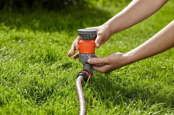 Gardena Comfort Circular Waterer Vario keihällä