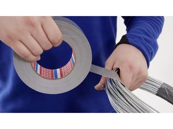 tesa Kangasnauha 4662, 48 mm x 50 m, musta Monikäyttöinen kangasnauha, joka on valmistettu 27 mesh PET-puuvillakankaasta ja (04662-00086-00)