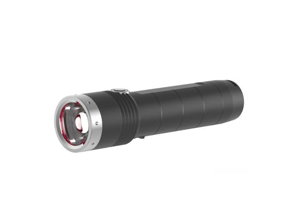 LEDLENSER Ladattava taskulamppu, jossa on tarkennus, kolme kirkkaustasoa (1000/200/10 lumenia), sis. pariston, IP54 Svart, Silver