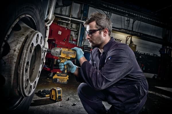 DeWALT DCF899P2-QW - Mutterdragare - sladdlös - 610 W - 3 hastigheter - 1/2-tums kvadrat-drive 12.7 mm - 950 N·m - 2 batterier - 18 V