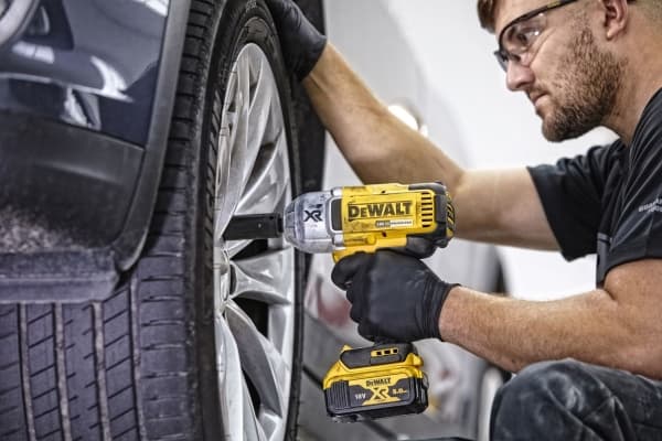 DeWALT DCF899P2-QW - Mutterdragare - sladdlös - 610 W - 3 hastigheter - 1/2-tums kvadrat-drive 12.7 mm - 950 N·m - 2 batterier - 18 V
