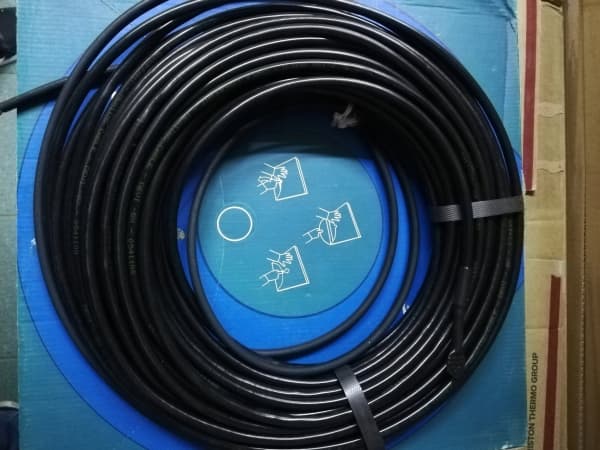 Deviflex-lämmityskaapeli 25 m 20 W/m, jossa on betoniin upotettava suojus Jään ja lumen sulattamiseen kouruissa, ajoteillä jne