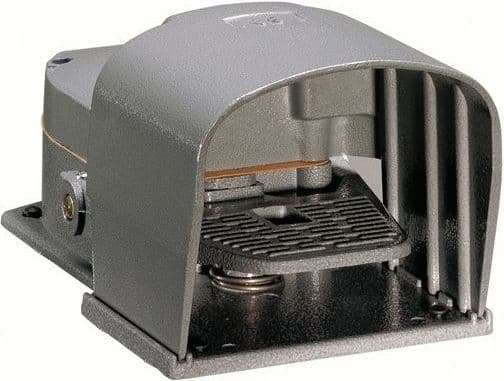 LOVATO Electric Single foot switch with gray metal protection 1Z 1R 1 step (KR200L11)