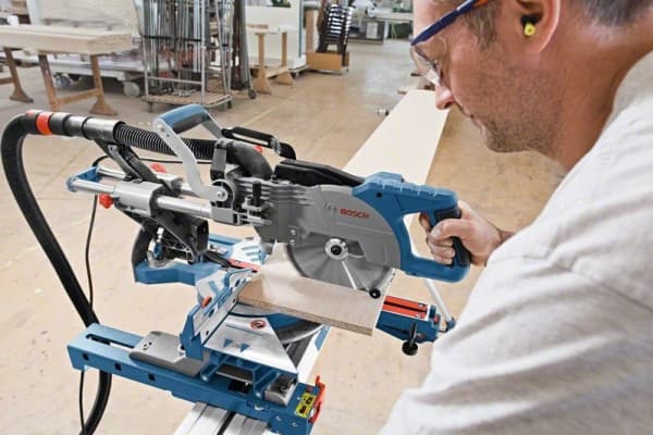 Bosch GCM 8 SJL SKYDDNINGSSÅG MED UTSUGNING