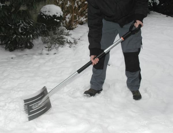 Fiskars snøskraper i aluminium 157 cm (143060)