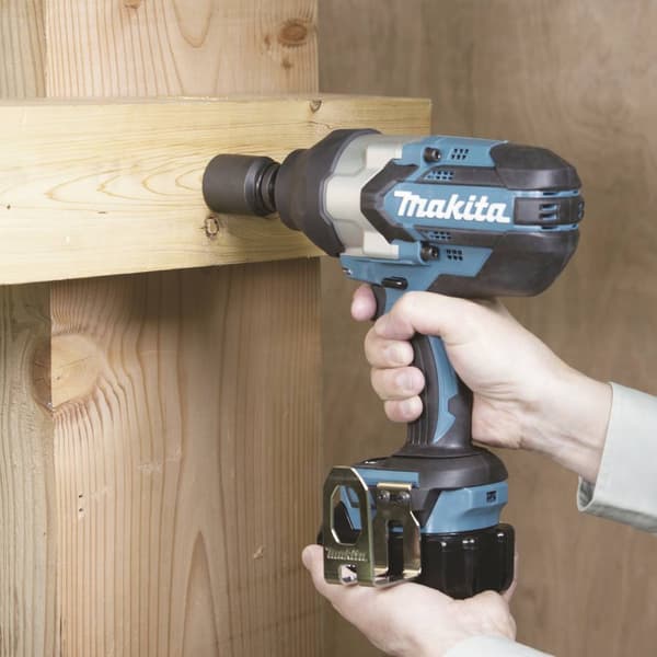Makita DTW1002RTJ Slagskruvdragare batteri 1000 Nm 18 V Antal batterier som ingår 2 5 Ah