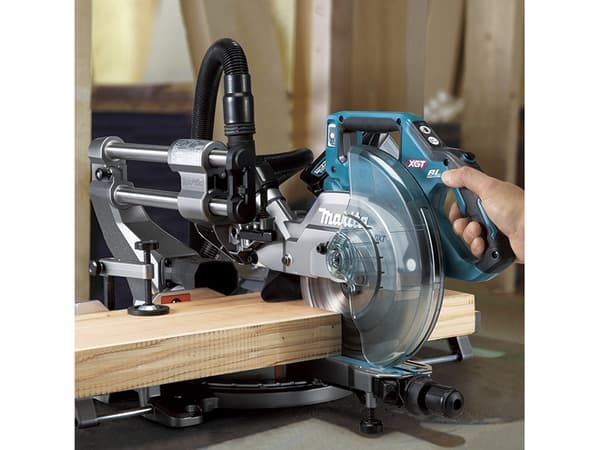 Makita Makita Makita Battery trä- och geringssåg utan batteri 216 mm 30 mm - SOLO
