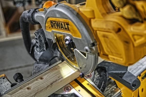 DeWALT DCS777T2-QW, 6300 RPM, 50°, 50°, 104 dB, 93 dB, 1,5 m/s ²