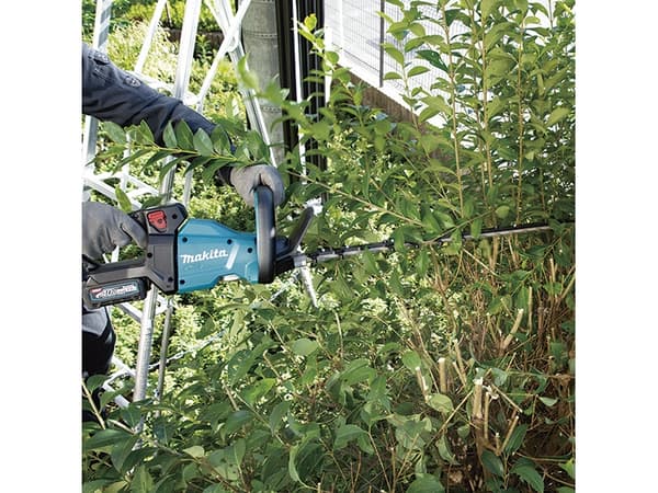 Makita UH006GZ - Hekkstusser - trådløs - 40 V - uten batteri, ingen lader - 2000/3000/4000 spm - 60 cm - kuttekapasitet: 25 mm - 4.4 kg - SOLO