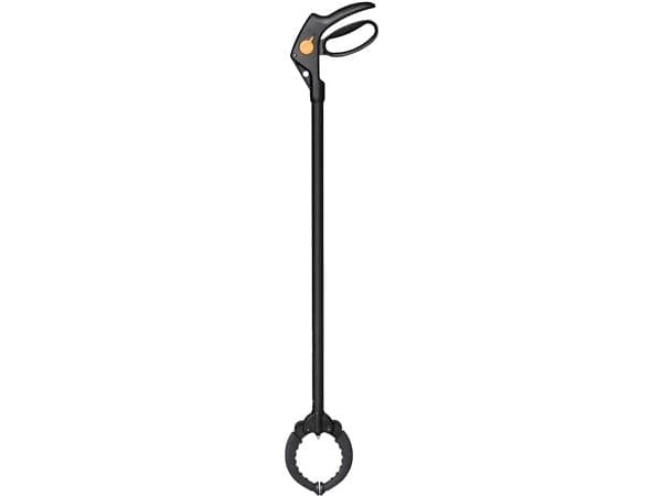 RONI Gribetangen Solid gripper fra Fiskars samler affald og løse blade op uden at du skal bøje dig, strække dig eller få snavsede hænder