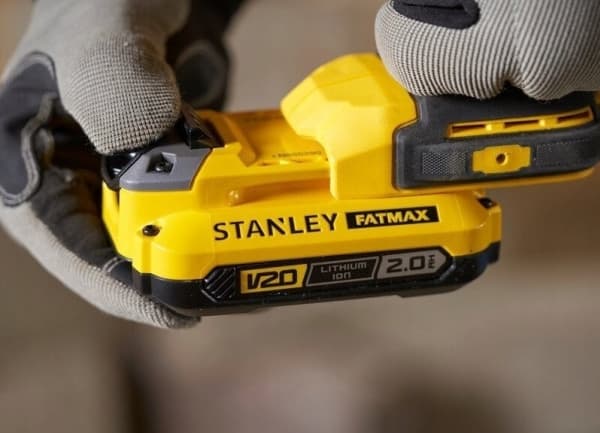 Stanley Drill/driver Slagbor/driver FATMAX V20 2x2Ah + tilbehør 50 stykker og veske SFMCD711DSA