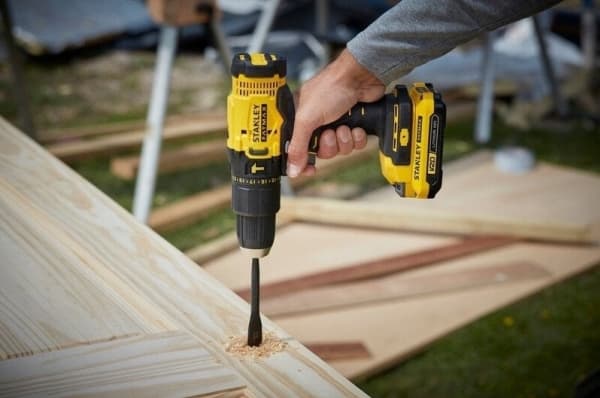 Stanley Drill/driver Slagbor/driver FATMAX V20 2x2Ah + tilbehør 50 stykker og veske SFMCD711DSA