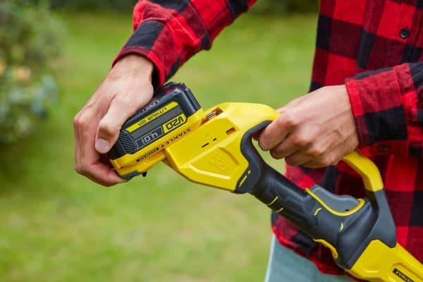 Stanley Pole Chainsaw 18V FATMAX® V20 20cm SFMCPS620B-XJ