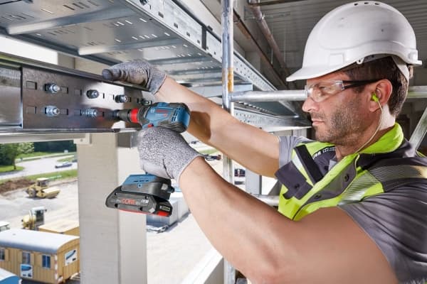BOSCH BORBOR 18V 50/24Nm 2x2,0Ah BØRSTELØS GSR 18 V-50 + TILBEHØR 43 stk.