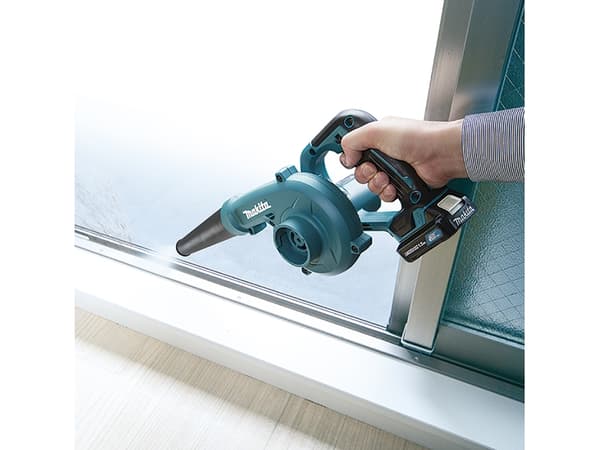 MAKITA 12V blåsmaskin UB100D + dammsugare CL108FD 1x2.0Ah påse CLX245SAX1