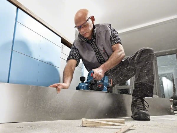 Bosch GHO 18 V-LI Professional - Høvelmaskin - trådløs - 82 mm - uten batteri - 18 V - SOLO