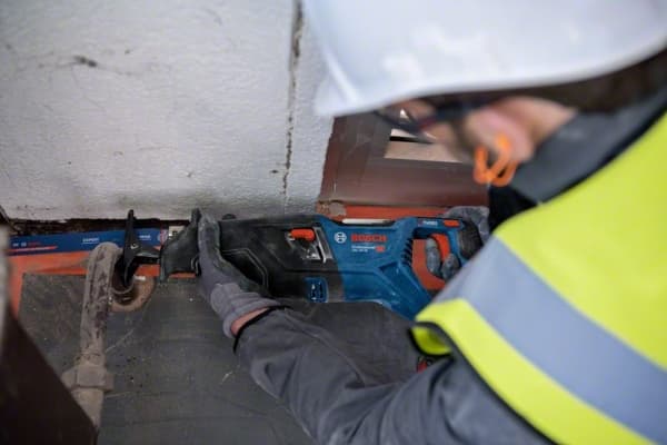 Bosch GSA 18V-28 Professional - Frem- og tilbakegående sag - trådløs - 2 hastigheter - uten batteri - 18 V - SOLO