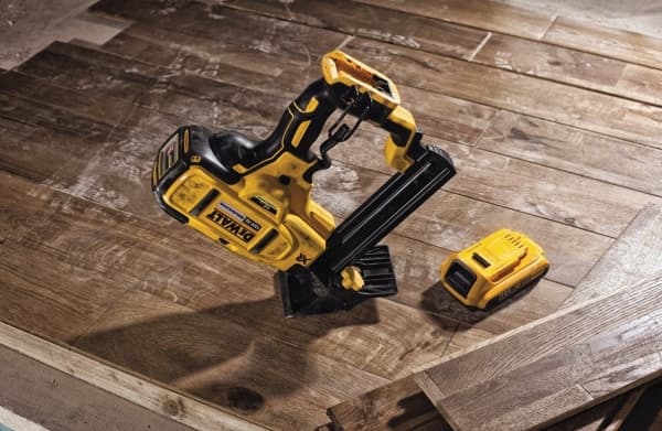 Dewalt 18v xr häftapparat för golvbrädor 18ga xr li-ion 2 x 2.0a