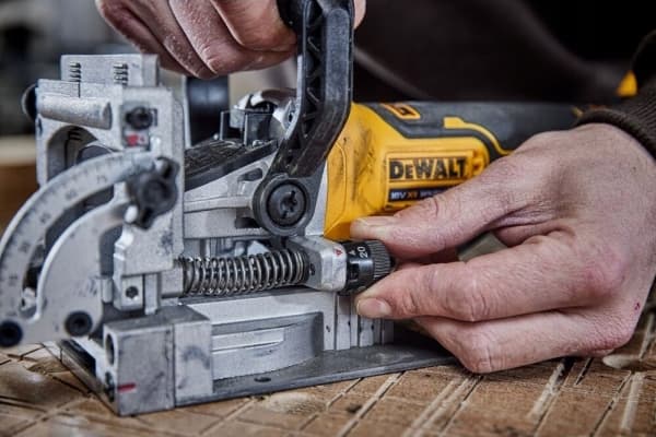 Dewalt 18v xr lamello spårfräsmaskin 2 x 5ah