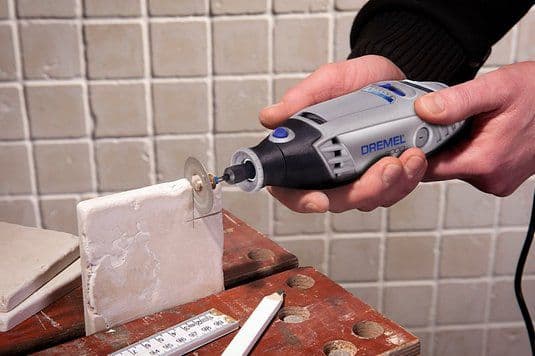 DREMEL MULTI 3000 MULTIFUNKTIONAALINEN Hiekoitin + 5 tarviketta