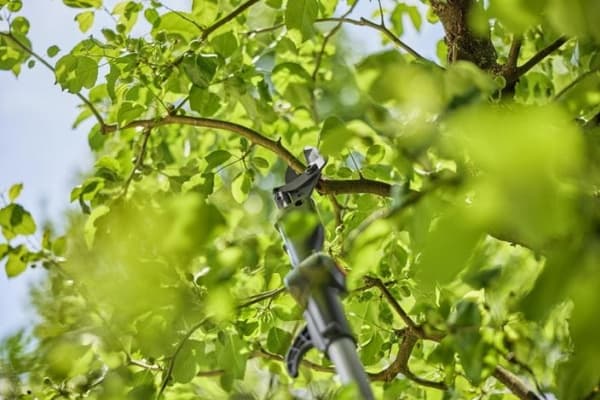 GARDENA OKSASAKSET 250 CM AKKU 18 VOLTTIA SIS. AKKU JA LATURI