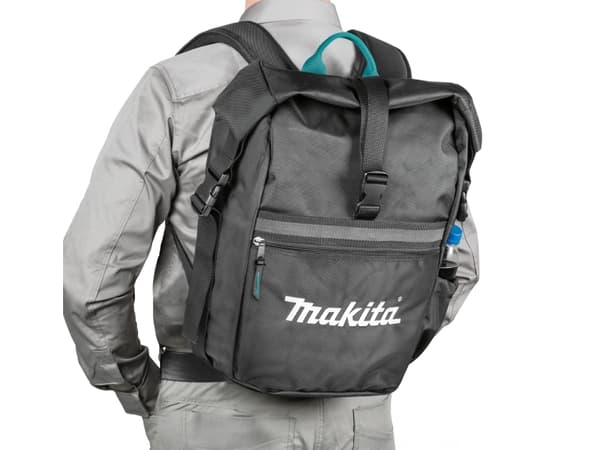 Makita E-15528 Tuulenpitävä ja sateenpitävä reppu, jossa on rullasuljenta.