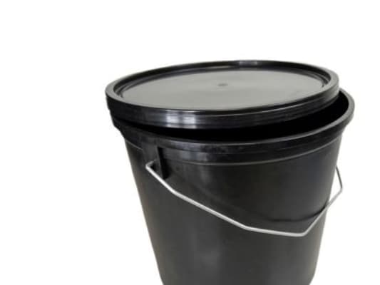 Sprehn spand 11,5L - Sort robust spand med hank & låg
