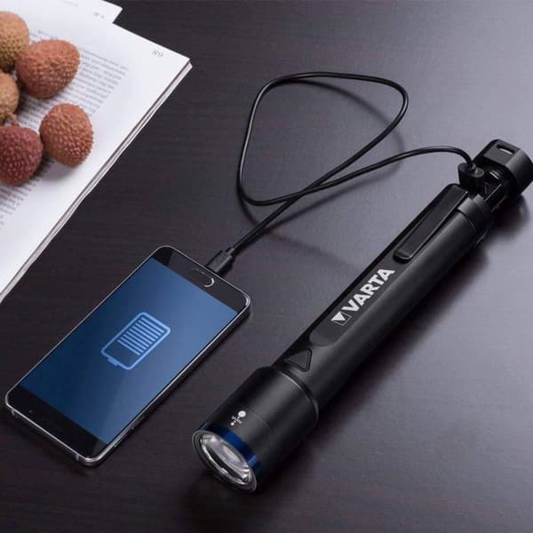 Varta Night Cutter F30R genopladelig premium lommelygte og powerbank (2600mAh) i én - inklusive mikro-USB-ladekabel - fire lystilstande - 700 lumen ly