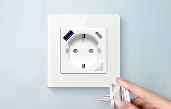 Avatto N-WOT10-USB-W USB och USB-C TUYA smart WiFi vägguttag (vit)