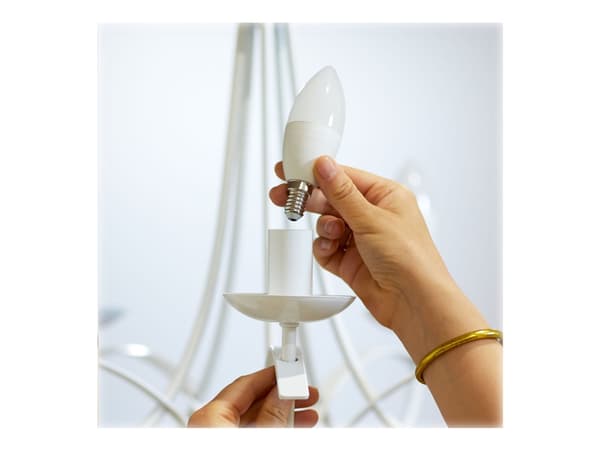WiZ - LED-glödlampa - form: C37 - glaserad finish - E14 - 4.9 W (motsvarande 40 W) - klass F - mjukt vitt ljus - 2700 K