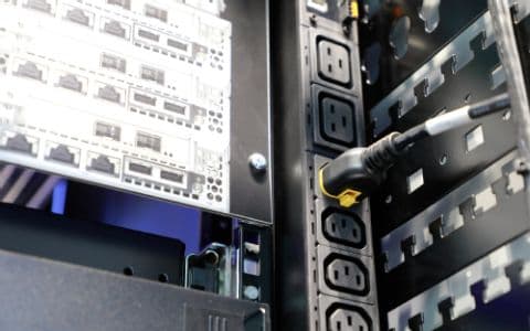 Rittal PDU Basic Tehonjakelu PDU mitattu 16A/3P CEE 18xC13+ 12xC19