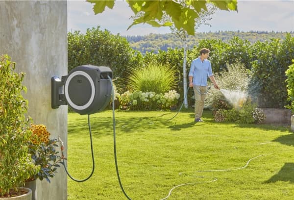 Gardena Batteridriven väggslanglåda PowerRoll 35 meter - Solo - Utan batteri och laddare
