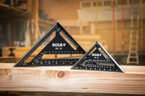 Kattokulma SOLA RS30 / 305 x 430 x 28 mm / musta anodisoitu alumiini