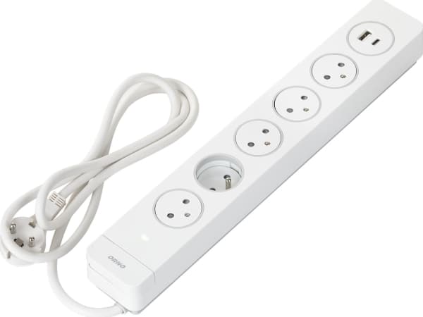 Orno Ylijännitesuoja 5 pistorasiaa 2P+Z tyyppi EasyEject, kaapeli 1,5m (3x1,5mm2), valaistulla kytkimellä ja 2 nopeaa USB A+C laturia
