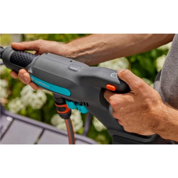 GARDENA AquaClean 24/18V P4A Premium keskipainepesuri vesisäiliöllä, akulla ja laturilla
