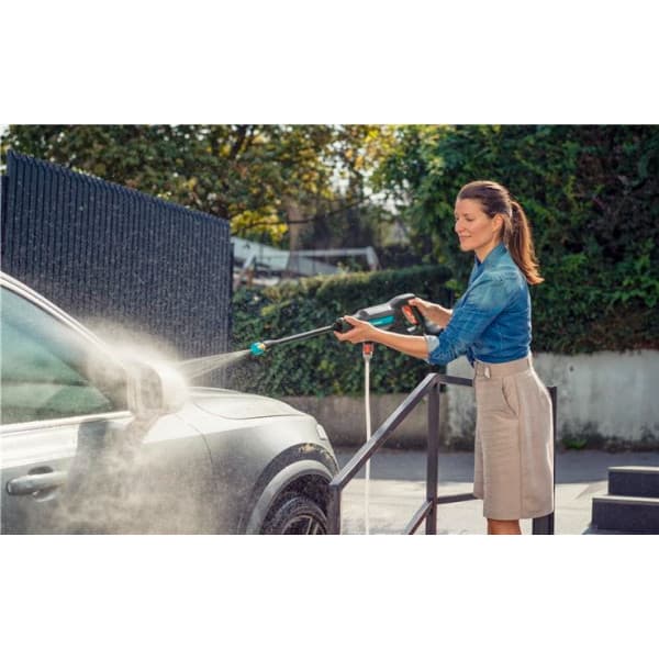 GARDENA AquaClean 24/18V P4A Premium keskipainepesuri vesisäiliöllä, akulla ja laturilla