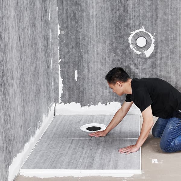 Brusekantsæt 1524x965 mm, letvægts EPS bruseinstallation med 160 mm offset afløb og vandtætte klude. Ideelt til badeværelset.