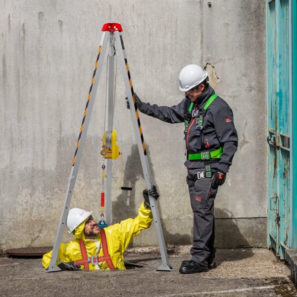 Suljetun tilan kolmijalkasarja, 2600 lbs vinssi, 8' jalat, 98' kaapeli, 32,8' pudotussuoja, valjaat ja säilytyspussi.
