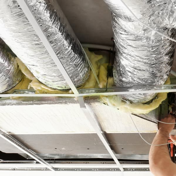 Isoleret fleksibel tørreventilationsslange, 152,4 mm x 7,62 m med kanalklemmer. Trelagsbeskyttelse til HVAC og udstødning. R-4,2 flammemodstand.
