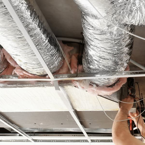 Isoleret fleksibel tørreventilationsslange, 101,6 mm x 7,62 m, inkl. 2 kanalklemmer, trelagsbeskyttelse til HVAC og flammemodstand R-6.0.