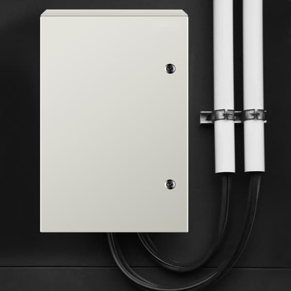NEMA stålkabinet 24x16x10'' med IP66 beskyttelse, vandtæt og støvtæt, ideelt til udendørs og indendørs installationer.