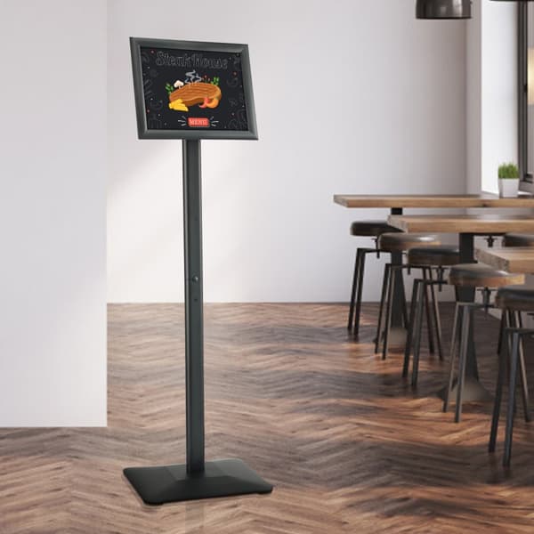 Piedestal skiltholder, justerbar 8,5 x 11 tommer. Stærk gulvmodel med metalbund til reklamer og udendørs visning, sort.